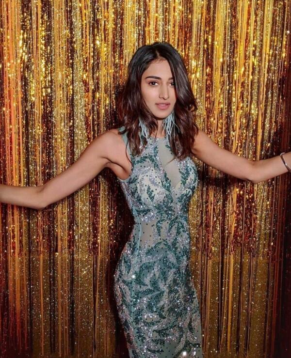 10 Potret Erica Fernandes, Pasangan Shaheer Sheikh di Dev & Sona