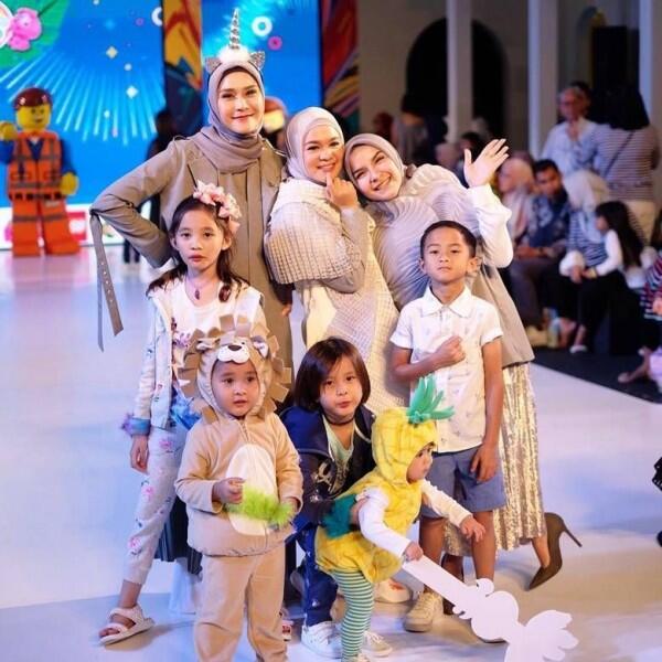 10 Momen Seleb Fashion Show Bareng Buah Hatinya, Super Gemas!