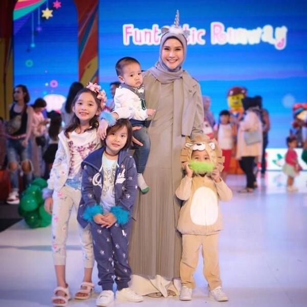 10 Momen Seleb Fashion Show Bareng Buah Hatinya, Super Gemas!