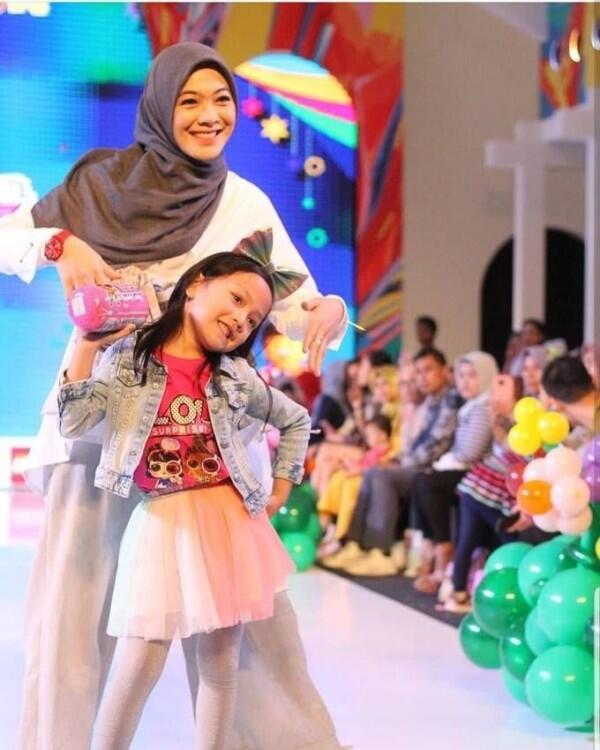 10 Momen Seleb Fashion Show Bareng Buah Hatinya, Super Gemas!