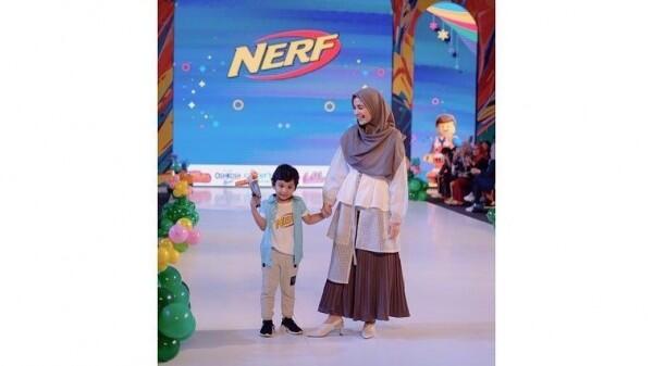 10 Momen Seleb Fashion Show Bareng Buah Hatinya, Super Gemas!