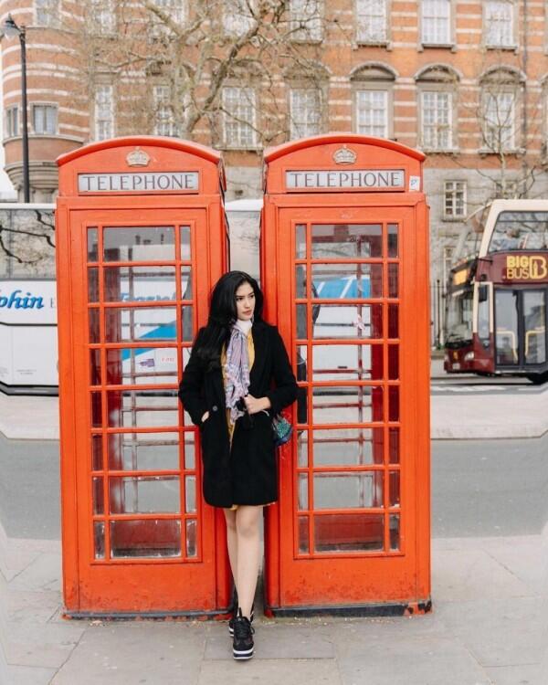 10 Potret Ochi Rosdiana Liburan ke London Bareng Sahabat
