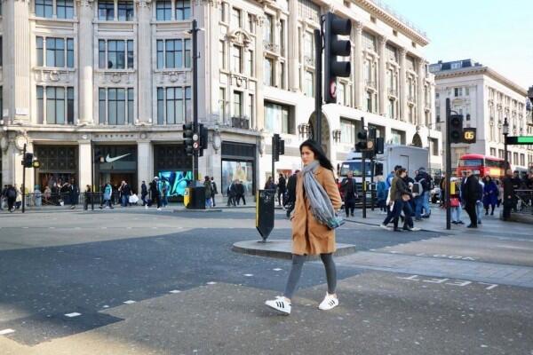 10 Potret Ochi Rosdiana Liburan ke London Bareng Sahabat