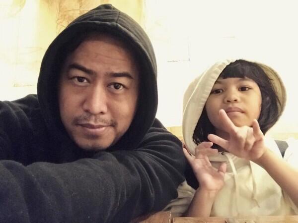 10 Potret Manis Pandji Pragiwaksono & Keluarga yang Jarang Disorot