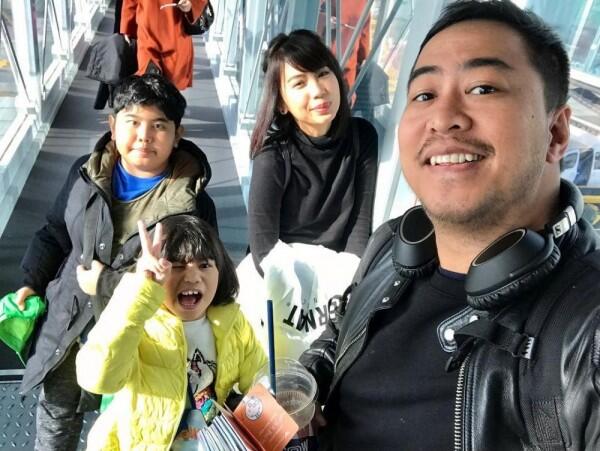 10 Potret Manis Pandji Pragiwaksono & Keluarga yang Jarang Disorot