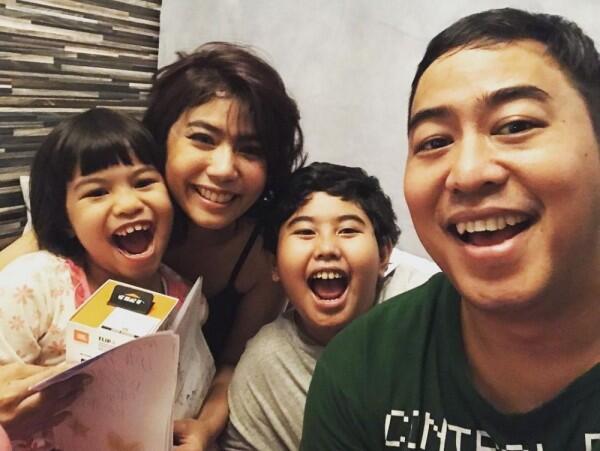 10 Potret Manis Pandji Pragiwaksono & Keluarga yang Jarang Disorot
