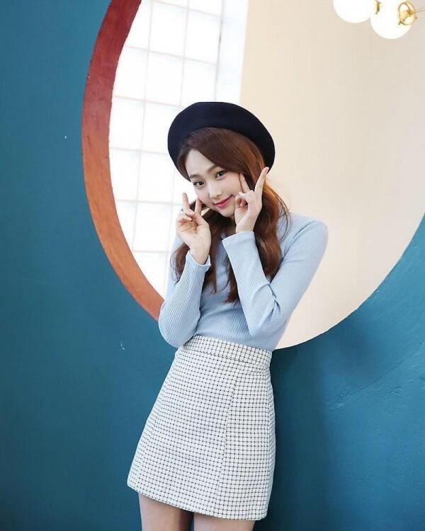 Kasual dan Fresh, Intip Yuk 9 Ide Mix & Match ala Mina Gugudan!
