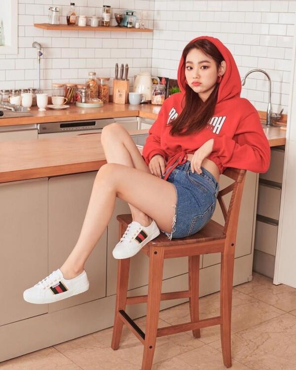 Kasual dan Fresh, Intip Yuk 9 Ide Mix & Match ala Mina Gugudan!