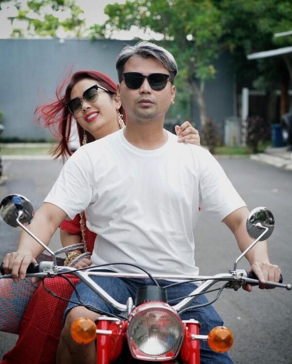 Couple Goals, 10 Potret Langgengnya Rumah Tangga Soimah dan Suami