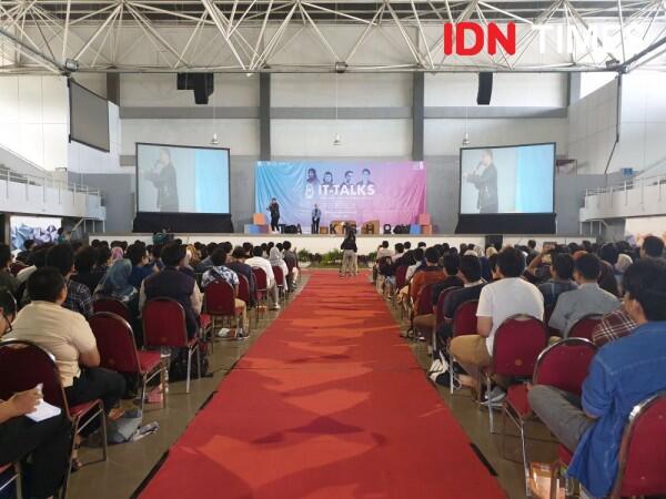Pandji Pragiwaksono di IT Talks: "Kiat Sukses Muda dengan Teknologi"
