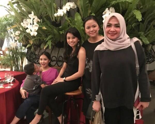 Awet Muda, 10 Momen Keseruan Ulang Tahun ke-57 Mama Nagita Slavina