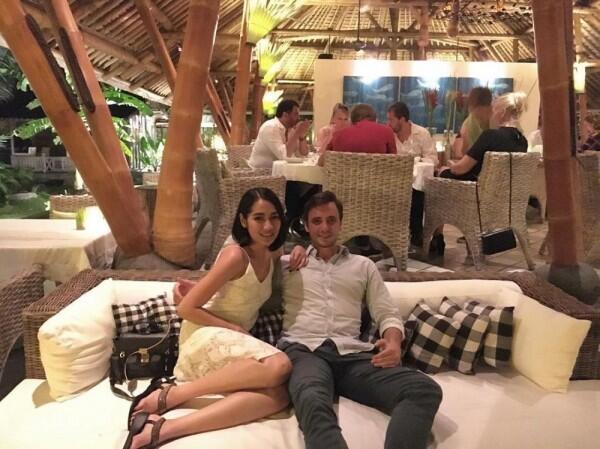 10 Potret Romantis Niken Anjani & Pacar Bule yang Jarang Disorot Media