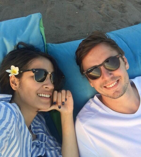 10 Potret Romantis Niken Anjani & Pacar Bule yang Jarang Disorot Media