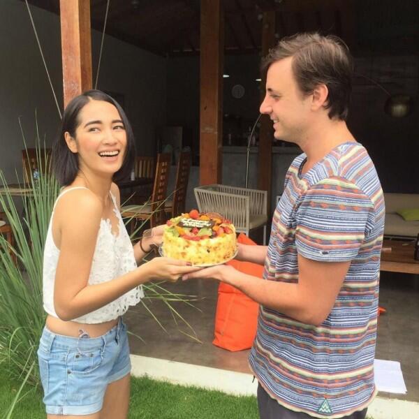 10 Potret Romantis Niken Anjani & Pacar Bule yang Jarang Disorot Media