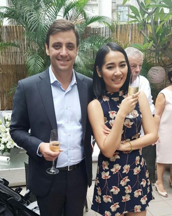 10 Potret Romantis Niken Anjani & Pacar Bule yang Jarang Disorot Media