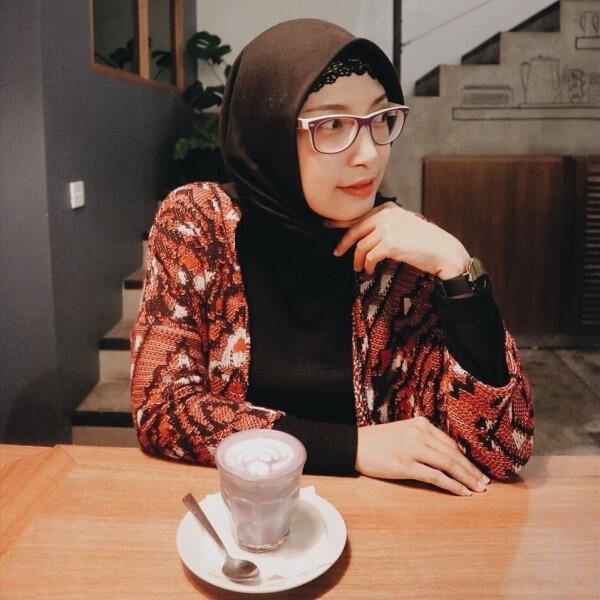 10 Potret Terbaru Natly eks 7 Icons yang Kini Memikat dengan Hijab