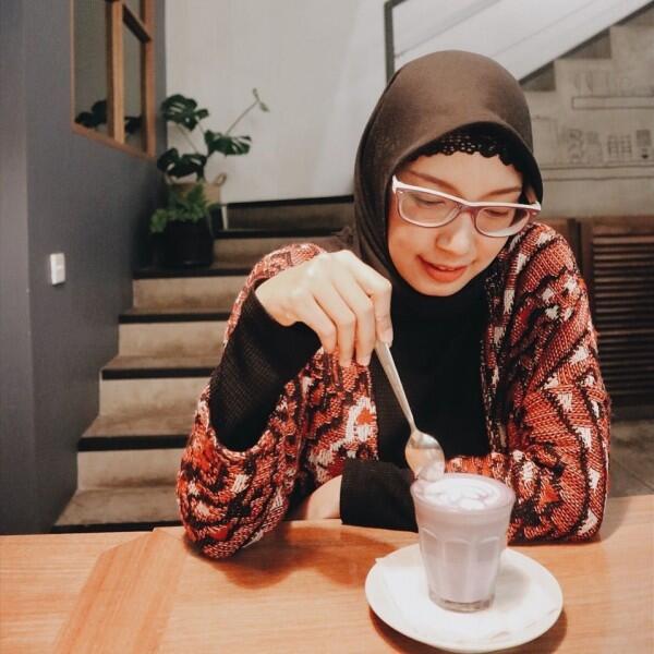 10 Potret Terbaru Natly eks 7 Icons yang Kini Memikat dengan Hijab