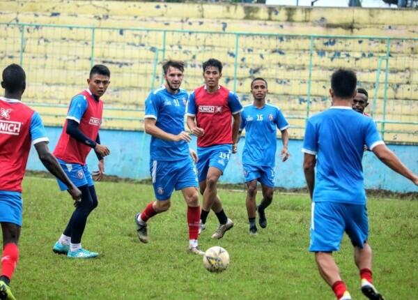 Hadapi Persebaya, Hanif Sjahbandi Berharap Aremania dan Bonek Berdamai