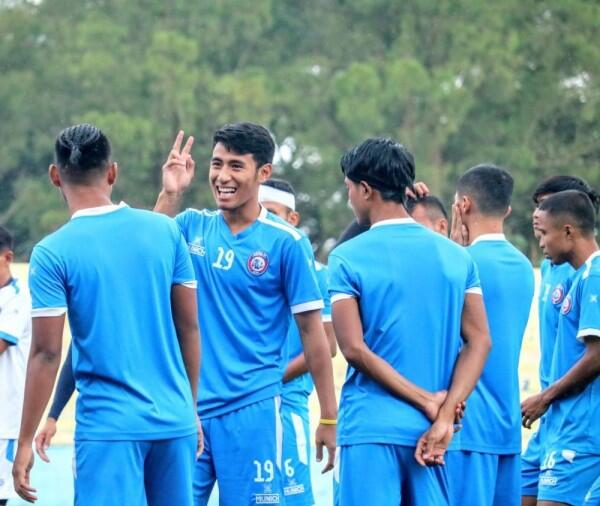 Hadapi Persebaya, Hanif Sjahbandi Berharap Aremania dan Bonek Berdamai