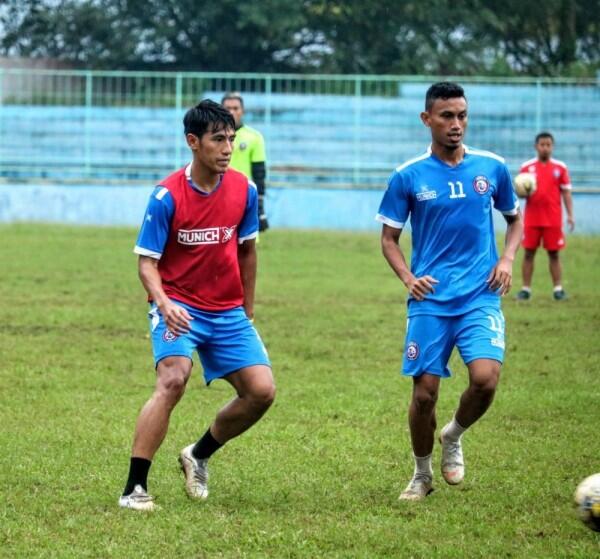 Hadapi Persebaya, Hanif Sjahbandi Berharap Aremania dan Bonek Berdamai