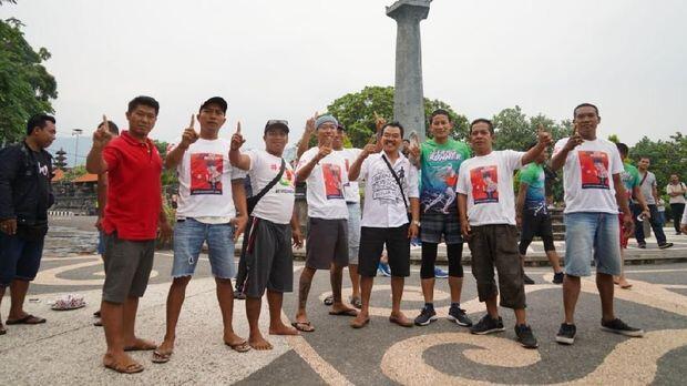 Bertemu Pendukung Jokowi, Sandiaga Pose Satu Jari