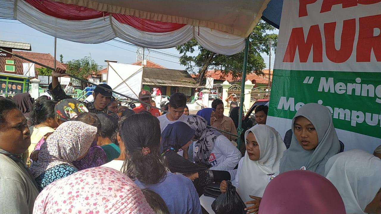 Ribuan Paket Sembako Murah Jokowi Ludes Dalam 21 Menit di Panguragan Cirebon
