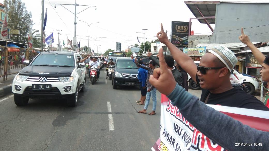Perang Yel Yel Antara Kubu 01 Dan 02 Didepan Pasar Tegal Gubug Cirebon