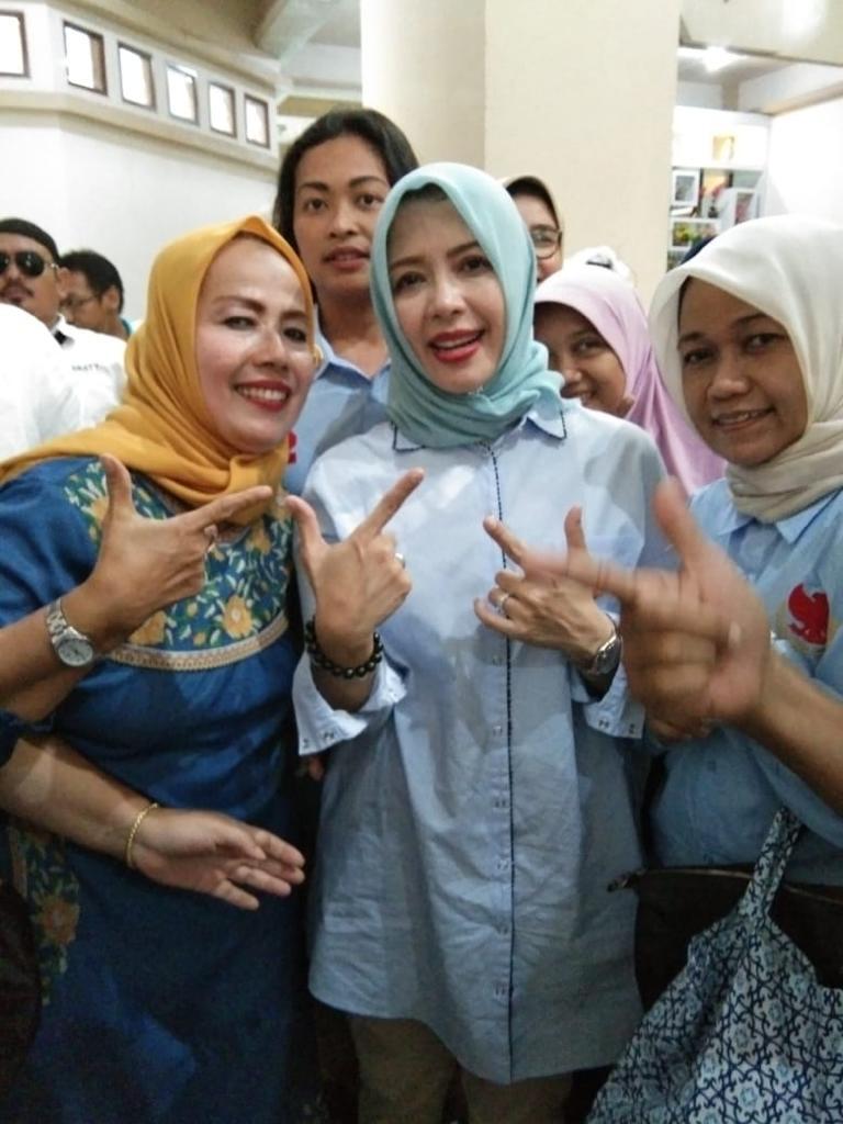 Perang Yel Yel Antara Kubu 01 Dan 02 Didepan Pasar Tegal Gubug Cirebon