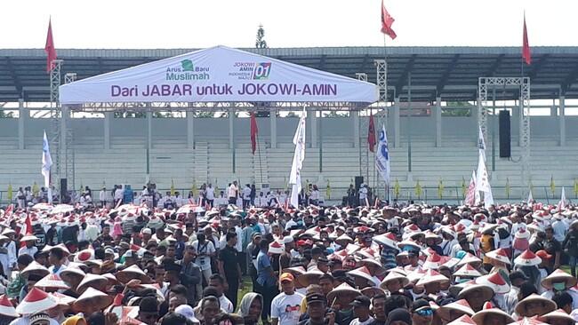 Massa Mulai Datangi Lokasi Kampanye Jokowi-Ma'ruf Amin di Karawang