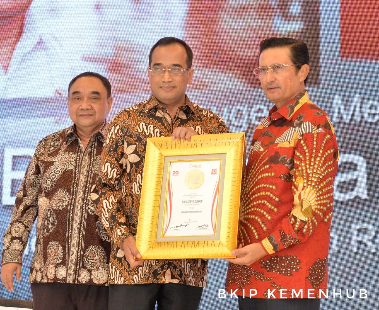 Menhub Budi Raih Penghargaan Tokoh Konektivitas Nusantara
