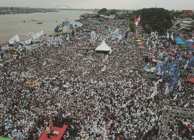 Massa Pendukung Prabowo Tumpah Ruah di Pelataran BKB Palembang 🔥