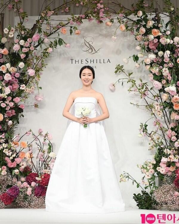 10 Gaya Sandara Park hingga Seohyun Hadiri Pernikahan Lee Jung Hyun