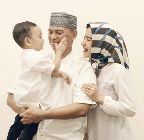 Jauh dari Gosip Miring, Ini 10 Potret Bahagia Keluarga Uut Permatasari