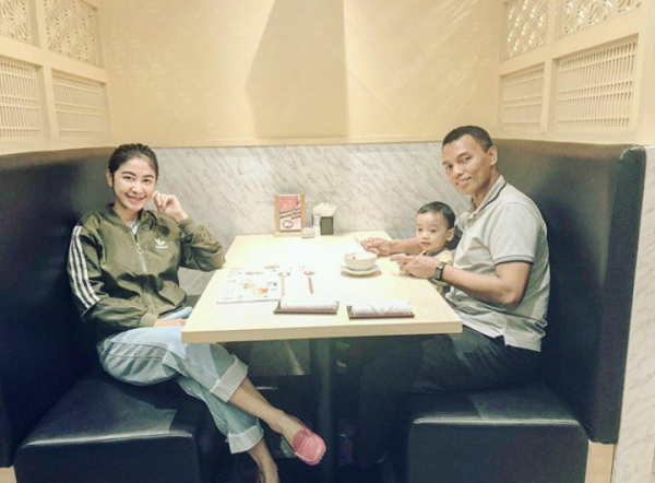 Jauh dari Gosip Miring, Ini 10 Potret Bahagia Keluarga Uut Permatasari