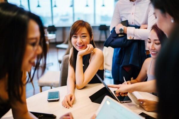 15 Gestur yang Diam-Diam Bikin Cewek Terlihat Lebih Berkelas