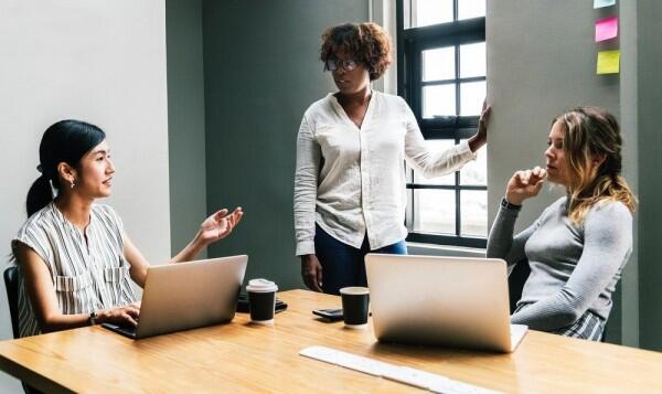 15 Gestur yang Diam-Diam Bikin Cewek Terlihat Lebih Berkelas