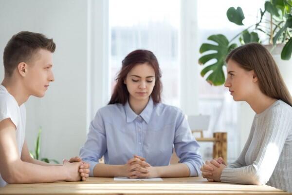 Teman vs Pacar, 5 Hal yang Harus Dilakukan Kalau Lagi Bareng Mereka