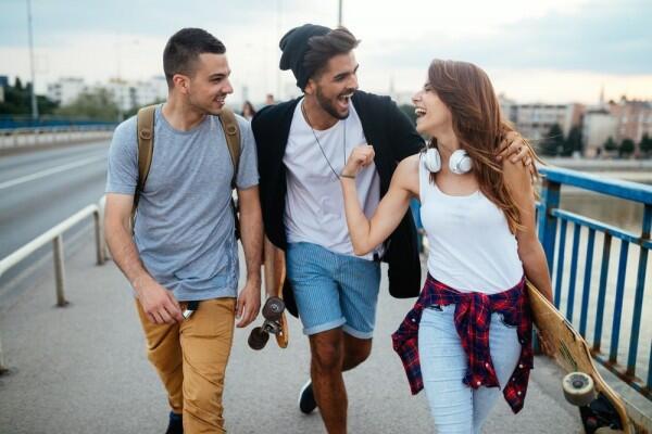 Teman vs Pacar, 5 Hal yang Harus Dilakukan Kalau Lagi Bareng Mereka