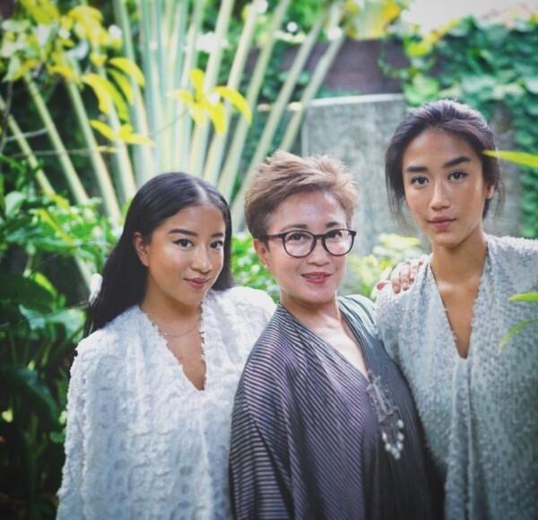 10 Potret Chef Renatta Moelek Bareng Adik, Bak Saudara Kembar!