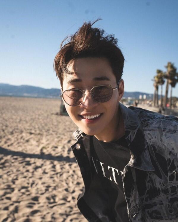 Boy Crush! 9 Potret Henry Lau yang Kian Hari Makin Mempesona!