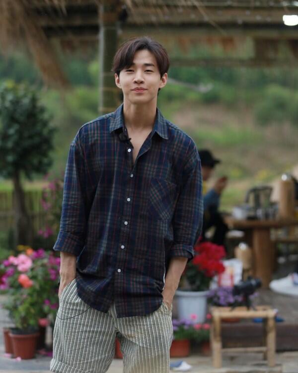 Boy Crush! 9 Potret Henry Lau yang Kian Hari Makin Mempesona!