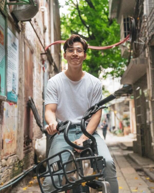 Boy Crush! 9 Potret Henry Lau yang Kian Hari Makin Mempesona!