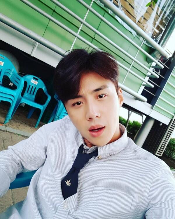 Jadi Icon of Misfortune, 10 Potret Kim Seon Ho di Eulachacha Waikiki 2