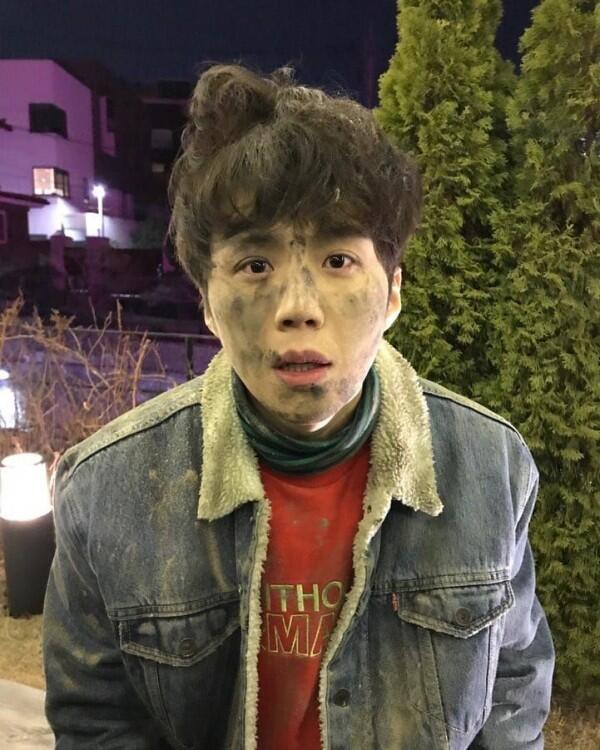 Jadi Icon of Misfortune, 10 Potret Kim Seon Ho di Eulachacha Waikiki 2