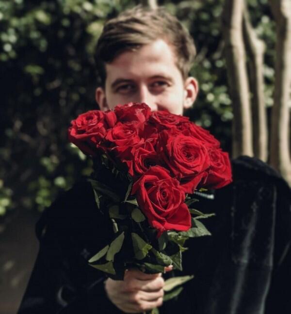 Keren Banget, 8 Foto Ini Tunjukan Wajah Asli Alan Walker tanpa Masker