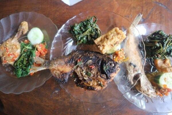 Review Ayam Nelongso, Makan Murah Meriah dengan Sambal Sepuasnya