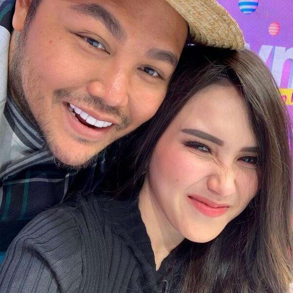Berstatus Janda, 10 Kisah Cinta Seleb Ini Bikin Heboh Banget!