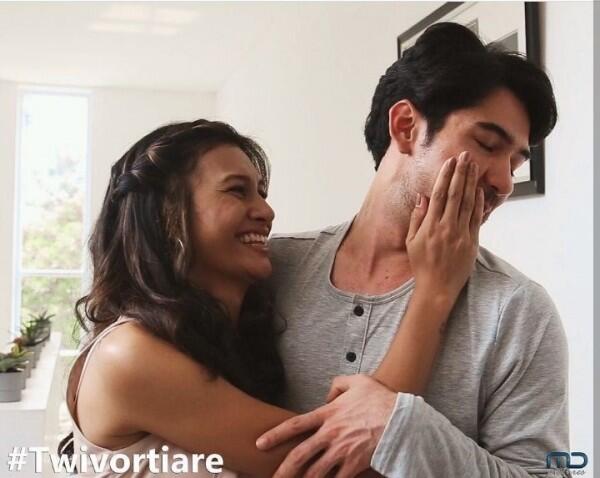 Serasi, 10 Potret Mesra Reza Rahadian & Raihaanun di Film Twivortiare