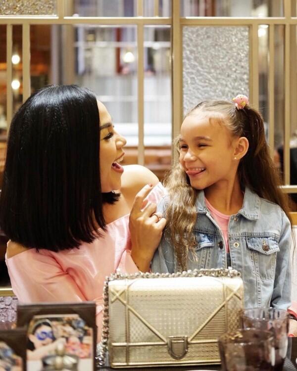 10 Potret Chloe dan Courage, Anak Melaney Ricardo yang Bule Banget