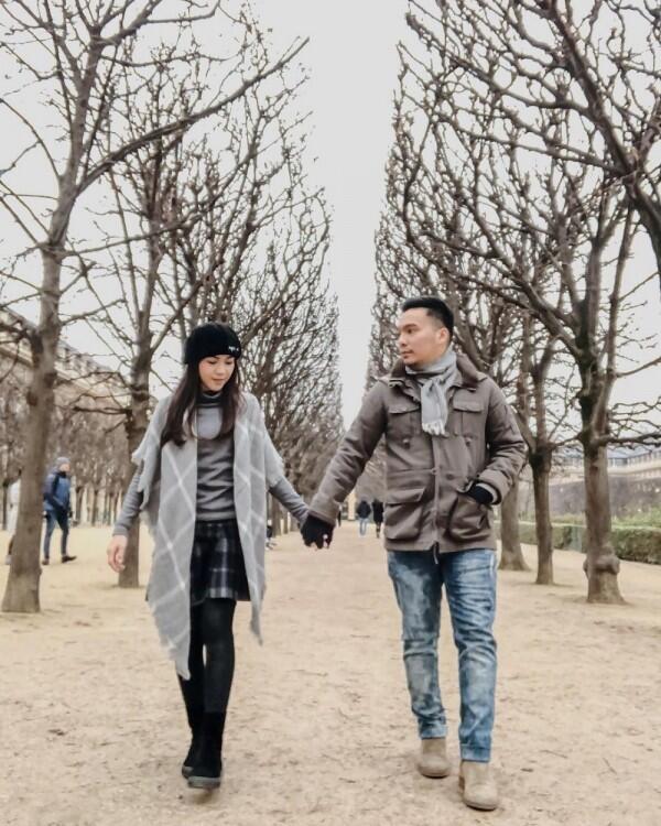 Jarang Terekspos, 10 Potret Romantis Christy eks Cherrybelle dan Suami